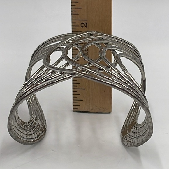 Textured Wired Design Metal Cuff Silver Bracelet – Bold & Modern Look - Picture 6 of 9